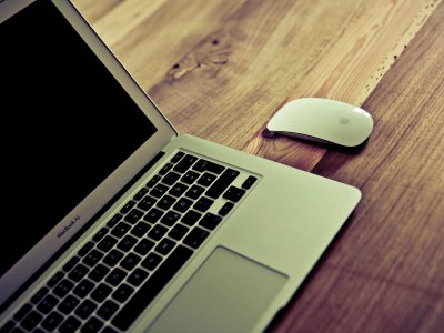 vanilla-wood-table-macbook-mouse vanilla-wood-table-macbook-mouse